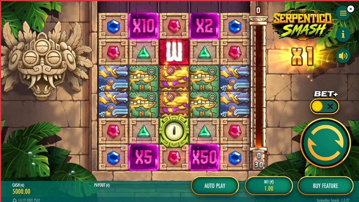Cenário da selva asteca com elementos de pedra e serpentes douradas em Serpentico Smash